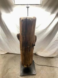 Lampada su tronco di albero