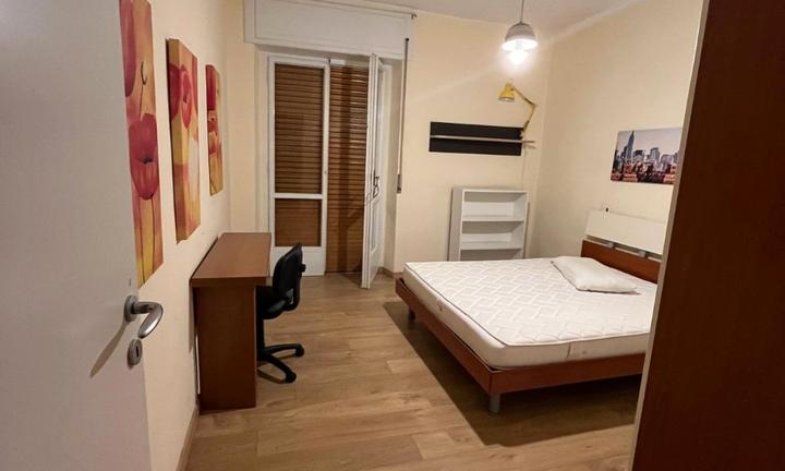 Camera singola in trilocale