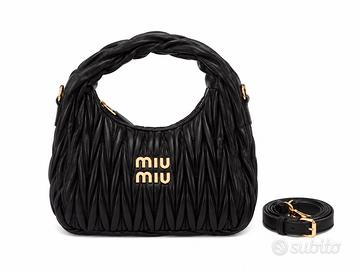 Borsa nera elegante con tracolla e dettagli dorati