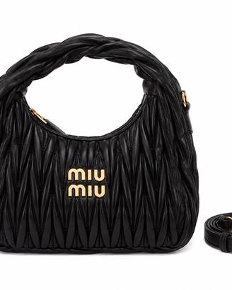 Borsa nera elegante con tracolla e dettagli dorati