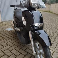 Scooter color nero aprilia scarabeo 250