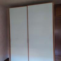 Armadio a due ante scorrevoli in vetro e legno