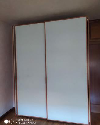 Armadio a due ante scorrevoli in vetro e legno