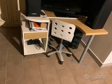 Mobile ad angolo con 2 sedie  e cassettiera