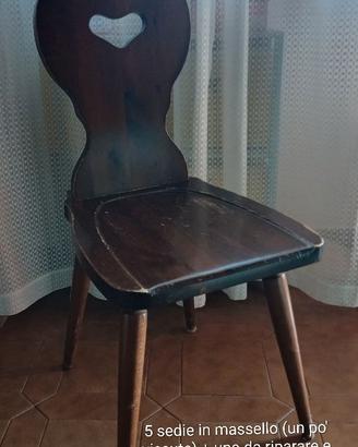 Tavolo e sedie rustiche, lavastoviglie e cucina Lo