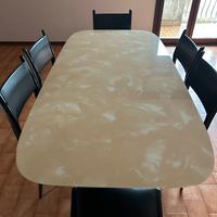 Tavolo da pranzo con sedie