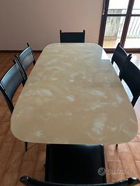 Tavolo da pranzo con sedie