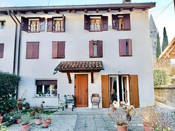 CASA IN LINEA DI TESTA CON BEL GIARDINO E GARAG...