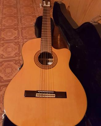 chitarra classica amplificata