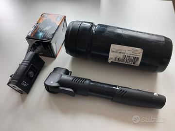 Accessori bici pompa luce e portaoggetti