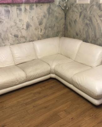 divano bianco angolare in pelle Chateau d'Ax