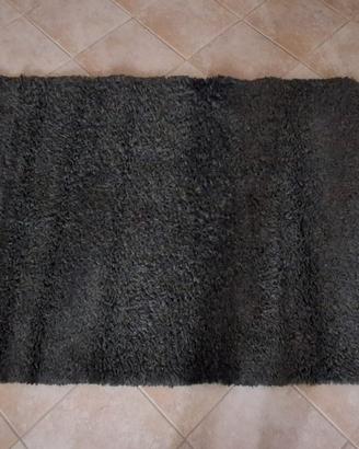 Tappeto grigio  a pelo lungo 