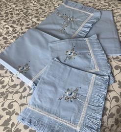 completo lenzuola ricamate a mano azzurro