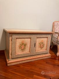 Mobile shabby-chic decorato a mano