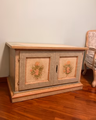 Mobile shabby-chic decorato a mano