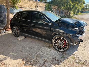 Mercedes gla35 amg incidentata