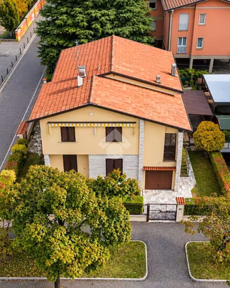 PORZIONE DI BIFAMILIARE A BRESCIA