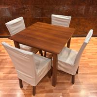 Tavolo 80x80 con 4 Sedie e vestine crema