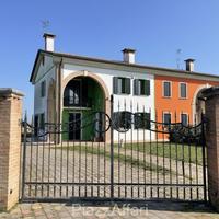 Villa bifamiliare con giardino
