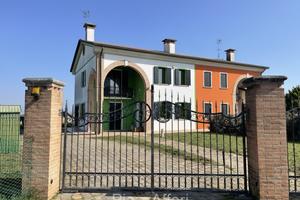 Villa bifamiliare con giardino