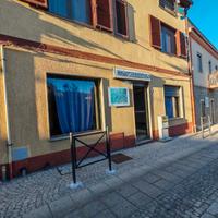 Negozio con due vetrine al centro del Paese