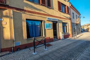 Negozio con due vetrine al centro del Paese