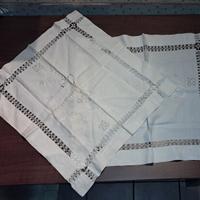 Set 2 tovagliette in lino ricamate a mano 60x65 cm