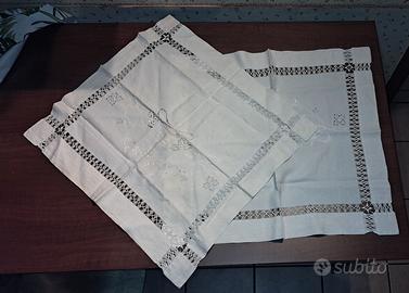 Set 2 tovagliette in lino ricamate a mano 60x65 cm