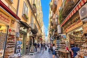3 LOCALI A NAPOLI