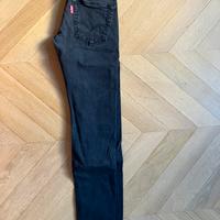 Due pantaloni da ragazzo