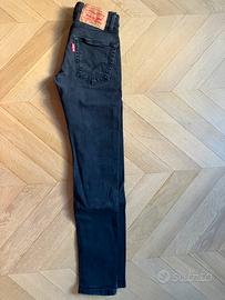 Due pantaloni da ragazzo