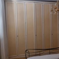 Arredamento camera da letto, soggiorno e ingresso.