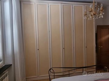 Arredamento camera da letto, soggiorno e ingresso.