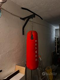 Sacco da boxe con staffa per trazioni