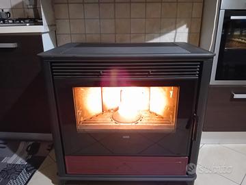 stufa a pellet Klover+ un bancale di pellet Stiria