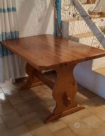Tavolo in legno rustico