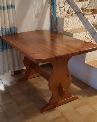 Tavolo in legno rustico