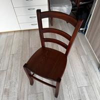 Sedie in nove con i propri cuscini