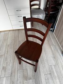 Sedie in nove con i propri cuscini