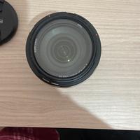 Macchina Sony Alpha 6100 e obiettivo pari al nuovo