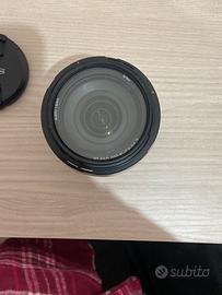 Macchina Sony Alpha 6100 e obiettivo pari al nuovo