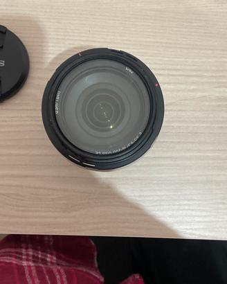 Macchina Sony Alpha 6100 e obiettivo pari al nuovo