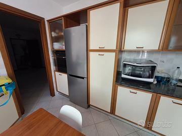Cucina componibile angolare con top in granito