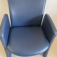 Poltrona blu in pelle