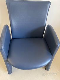 Poltrona blu in pelle