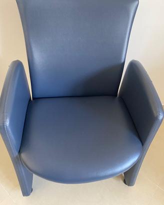 Poltrona blu in pelle