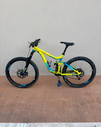 MTB full Giant ALUXX SL FluidForm da 27,5”