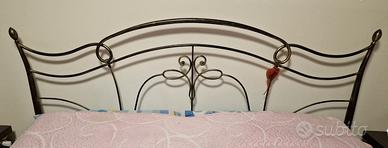 Camera matrimoniale arte povera con letto in ferro