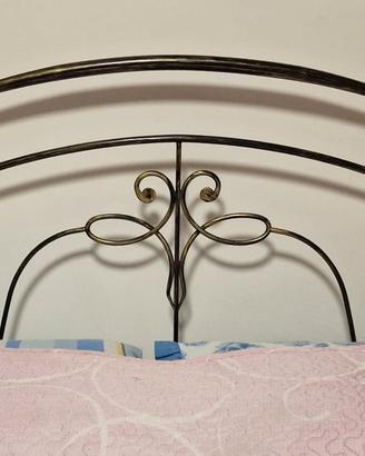 Camera matrimoniale arte povera con letto in ferro