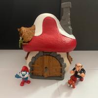 Casa dei puffi con 2 personaggi